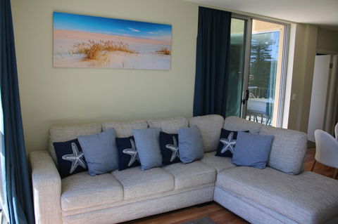Beachside Luxury Apartments One & Two Bedroom In Beachfront Oaks Pier Building - Accommodation Georgetown 14