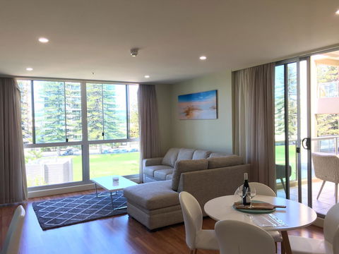 Beachside Luxury Apartments One & Two Bedroom In Beachfront Oaks Pier Building - Accommodation Georgetown 3