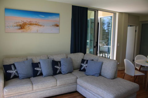 Beachside Luxury Apartments One & Two Bedroom In Beachfront Oaks Pier Building - Accommodation Georgetown 12