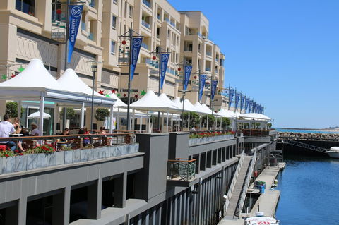 Beachside Luxury Apartments One & Two Bedroom In Beachfront Oaks Pier Building - Accommodation Georgetown 13