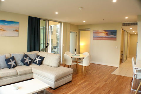 Beachside Luxury Apartments One & Two Bedroom In Beachfront Oaks Pier Building - Accommodation Georgetown 5