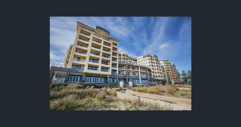 Beachside Luxury Apartments One & Two Bedroom In Beachfront Oaks Pier Building - Accommodation Georgetown 2