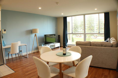 Beachside Luxury Apartments One & Two Bedroom In Beachfront Oaks Pier Building - Accommodation Georgetown 0