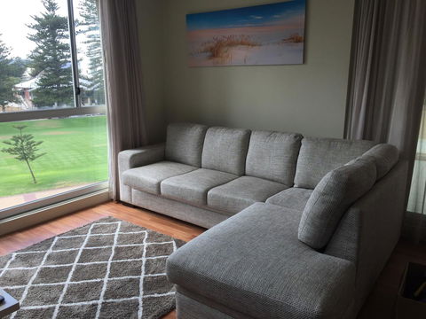 Beachside Luxury Apartments One & Two Bedroom In Beachfront Oaks Pier Building - Accommodation Georgetown 16