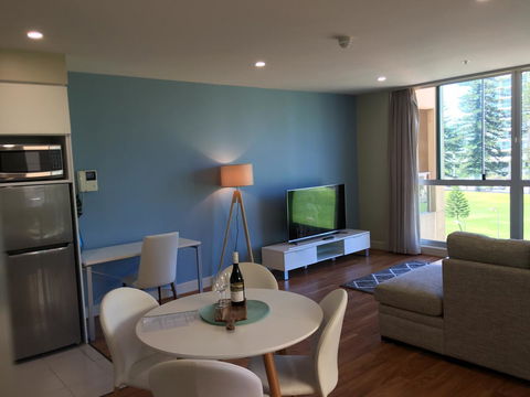 Beachside Luxury Apartments One & Two Bedroom In Beachfront Oaks Pier Building - Accommodation Georgetown 19