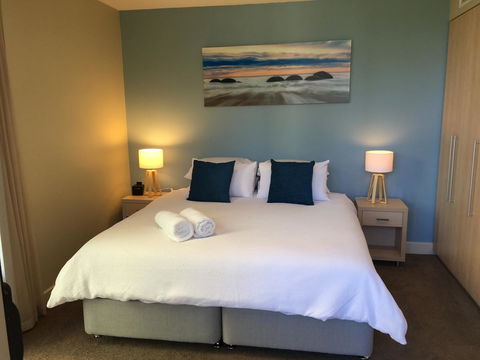 Beachside Luxury Apartments One & Two Bedroom In Beachfront Oaks Pier Building - Accommodation Georgetown 22