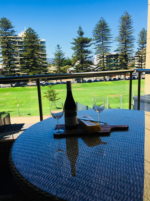 Beachside Luxury Apartments One & Two Bedroom In Beachfront Oaks Pier Building - Accommodation Georgetown 26
