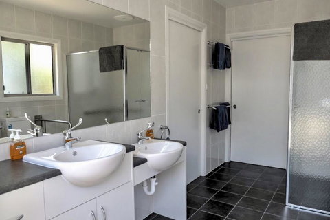 Emu Bay Holiday Homes - Accommodation Georgetown 14