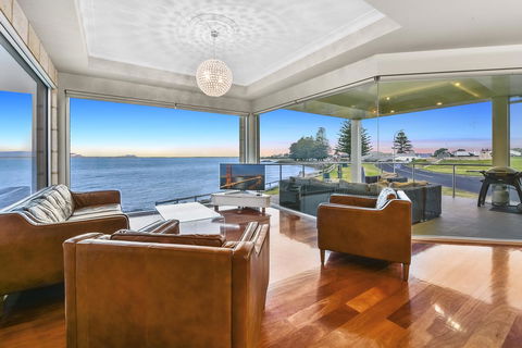 Aloha Waterfront Properties - Accommodation Georgetown 4