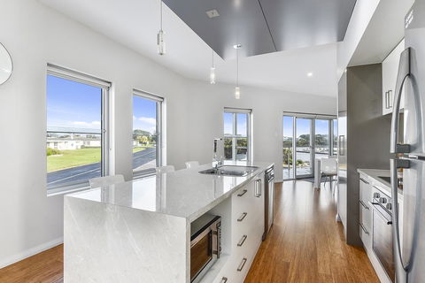 Aloha Waterfront Properties - Accommodation Georgetown 15