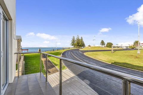 Aloha Waterfront Properties - Accommodation Georgetown 14