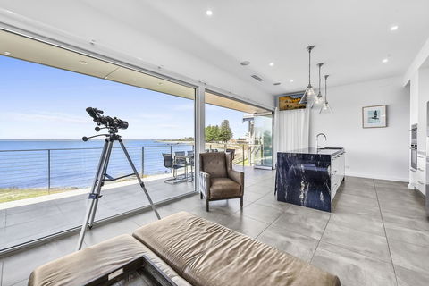Aloha Waterfront Properties - Accommodation Georgetown 8