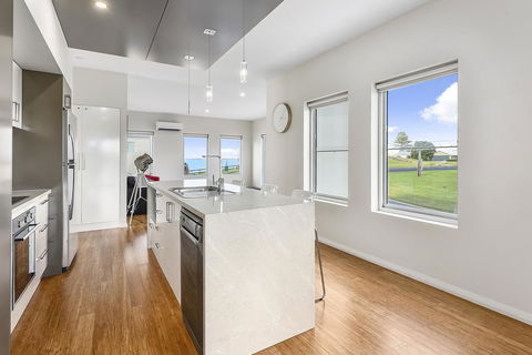 Aloha Waterfront Properties - Accommodation Georgetown 6