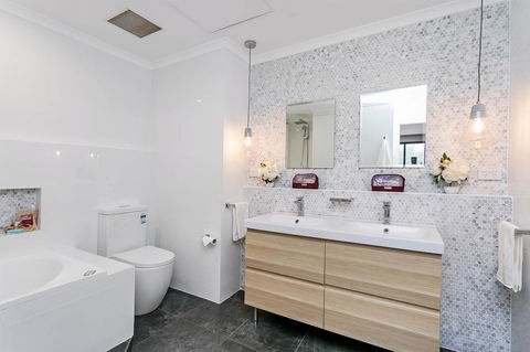 Heart Of Glenelg BnB - Accommodation Georgetown 3