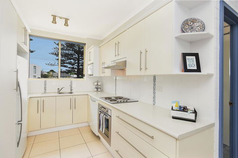 The Dolphins Beachfront Apartments - Accommodation Georgetown 12
