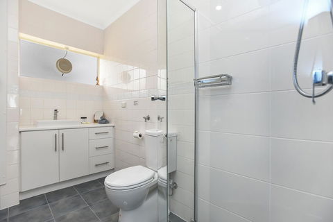 The Dolphins Beachfront Apartments - Accommodation Georgetown 15