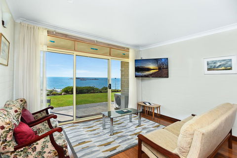 The Dolphins Beachfront Apartments - Accommodation Georgetown 7