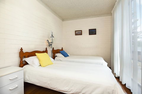 The Dolphins Beachfront Apartments - Accommodation Georgetown 8