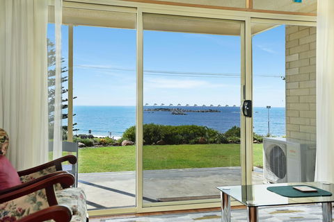 The Dolphins Beachfront Apartments - Accommodation Georgetown 6