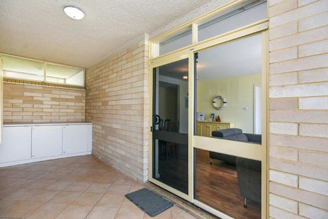 The Dolphins Beachfront Apartments - Accommodation Georgetown 3