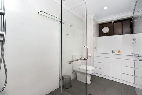 The Dolphins Beachfront Apartments - Accommodation Georgetown 2