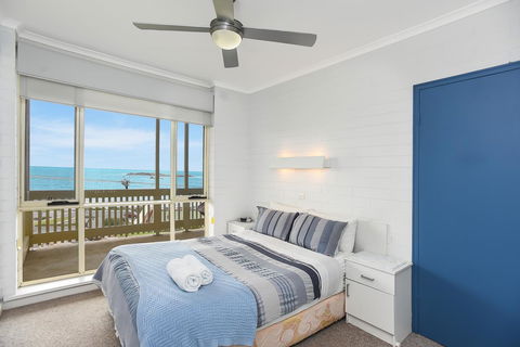 The Dolphins Beachfront Apartments - Accommodation Georgetown 14