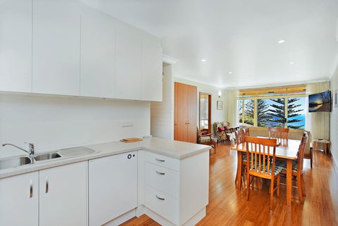The Dolphins Beachfront Apartments - Accommodation Georgetown 4