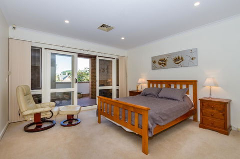 Adelaide Style Accommodation-Close To City-North Adelaide-3 Bdrm- FREE Parking - Accommodation Georgetown 3