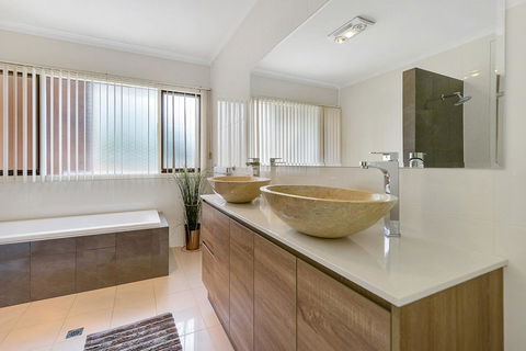 Adelaide Style Accommodation-Close To City-North Adelaide-3 Bdrm- FREE Parking - Accommodation Georgetown 12