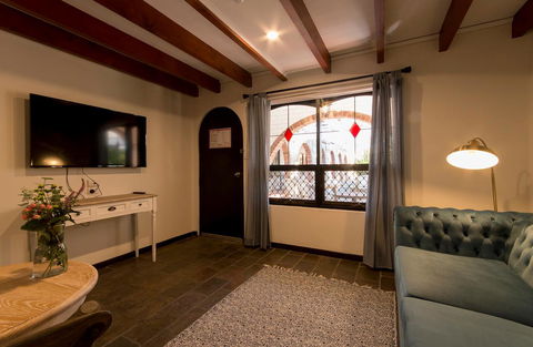 The Manor Basket Range - Accommodation Georgetown 7