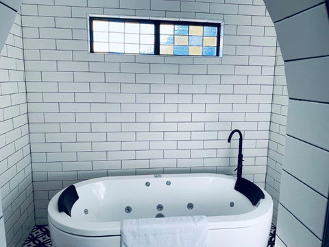The Manor Basket Range - Accommodation Georgetown 11