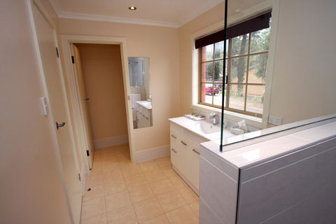 Clare Central - Accommodation Georgetown 11