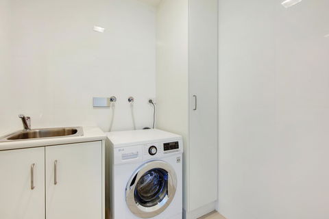 Light And Spacious, Stunning Views Of Adelaide - Accommodation Georgetown 10