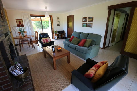 Linger Longer Vineyard - Accommodation Georgetown 3