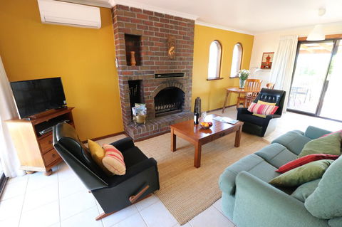 Linger Longer Vineyard - Accommodation Georgetown 2