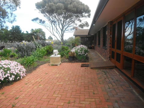 Linger Longer Vineyard - Accommodation Georgetown 11