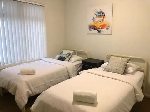 MODERN SPACIOUS 3 BR HOME - NEAR BEACH & AIRPORT - Accommodation Georgetown 3