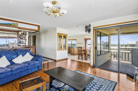 Rocks Retreat House With Sea Views - Accommodation Georgetown 0