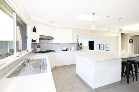 Neptune I Absolute Beachfront I Stunning Views - Accommodation Georgetown 8