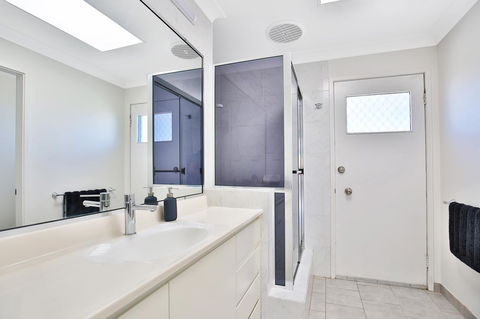 Neptune I Absolute Beachfront I Stunning Views - Accommodation Georgetown 19