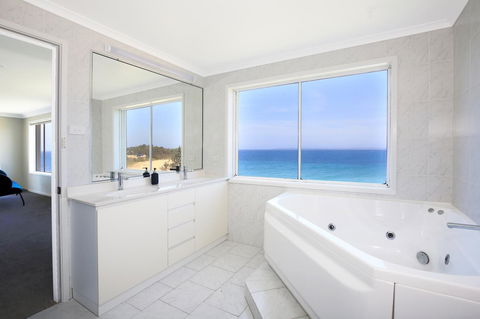 Neptune I Absolute Beachfront I Stunning Views - Accommodation Georgetown 18