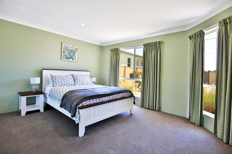 Neptune I Absolute Beachfront I Stunning Views - Accommodation Georgetown 15