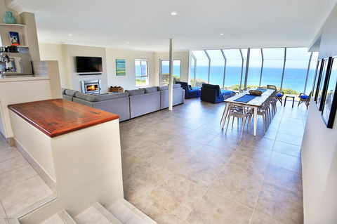 Neptune I Absolute Beachfront I Stunning Views - Accommodation Georgetown 2