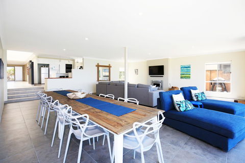 Neptune I Absolute Beachfront I Stunning Views - Accommodation Georgetown 5