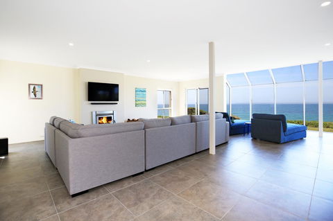 Neptune I Absolute Beachfront I Stunning Views - Accommodation Georgetown 3