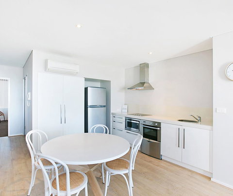 Oaks Nelson Bay Lure Suites - Accommodation Georgetown 1