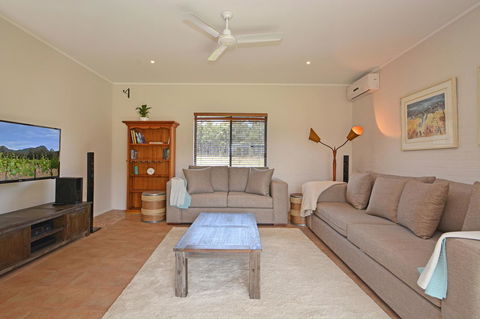 JE Guesthouse, Central To All The Hunter Valley Has To Offer - Accommodation Georgetown 3