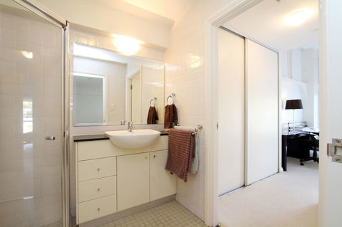 Waterfront Apartment On Sydney Harbour - Accommodation Georgetown 4