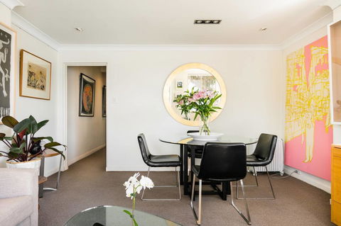 Waterfront Apartment Brimming With Inspirational Artwork - Accommodation Georgetown 12
