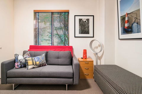 Waterfront Apartment Brimming With Inspirational Artwork - Accommodation Georgetown 14